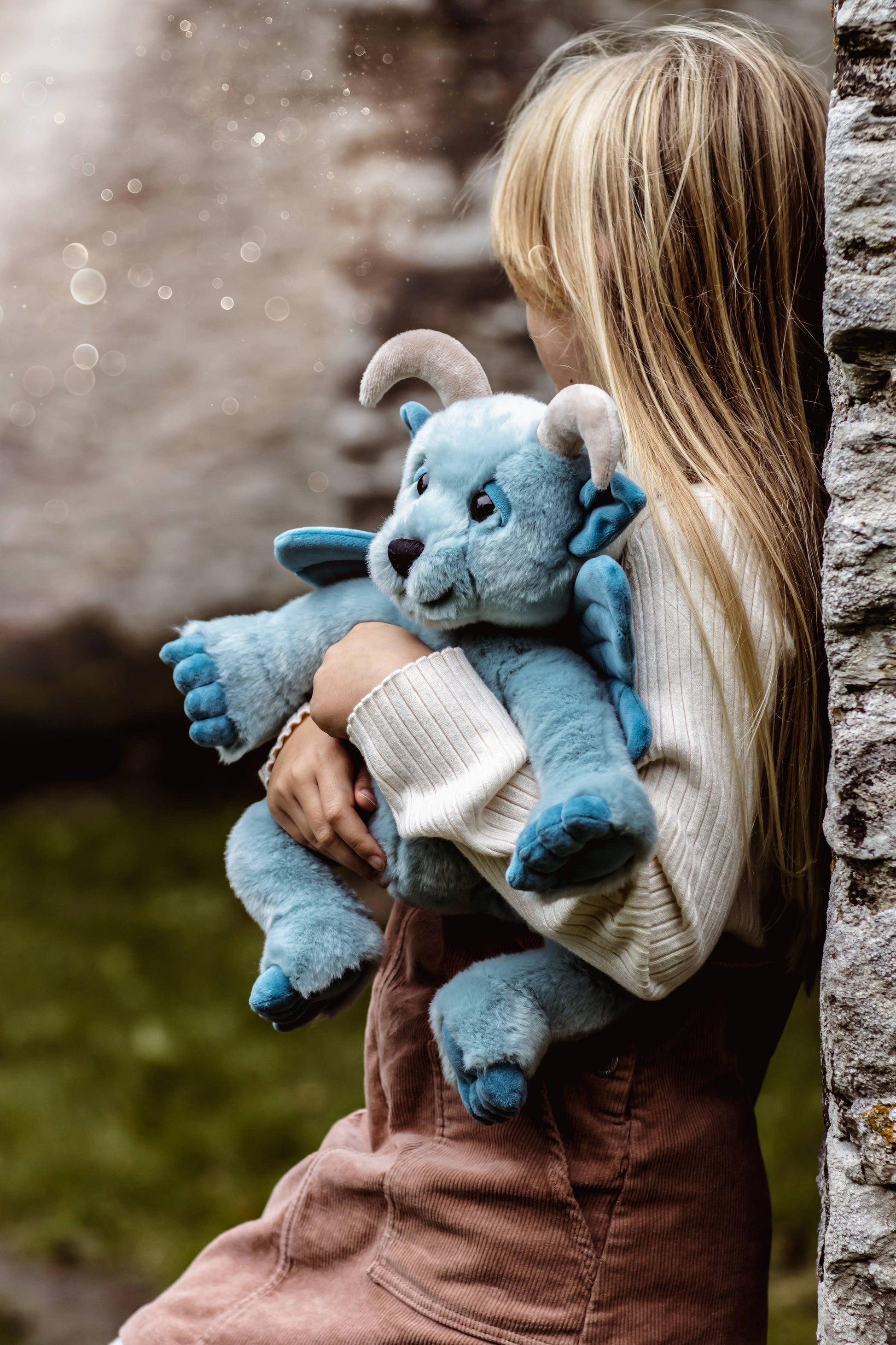 Charlie Bears Ltd - Drawbridge Soft Plush Toy Teddy Bear Gargoyle - Guzzgoggs